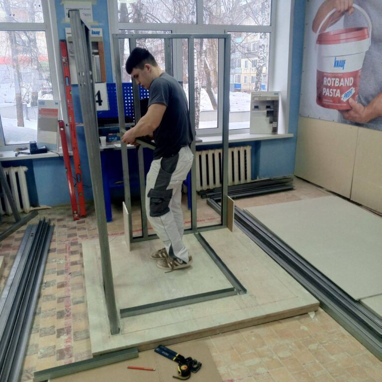 Шум шуруповёрта, хруст гипсокартона, шумок шпателя по штукатурке — это саундтрек подготовки к чемпионату в мастерских Саранского строительного техникума!