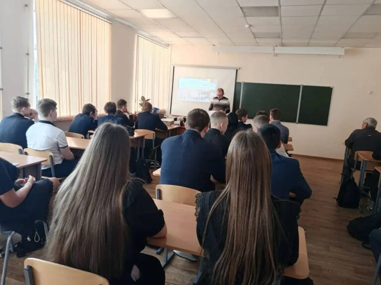 В рамках Программы популяризации ФП «Профессионалитет» НП «Молодежь и дети» 19 марта в МБОУ Наровчатской средней общеобразовательной школе Пензенской области состоялся классный час по профориентации на тему «Дорога в завтра» , организованный для учащихся 9 классов мастерами производственного обучения Торбеевского колледжа мясной и молочной промышленности им.